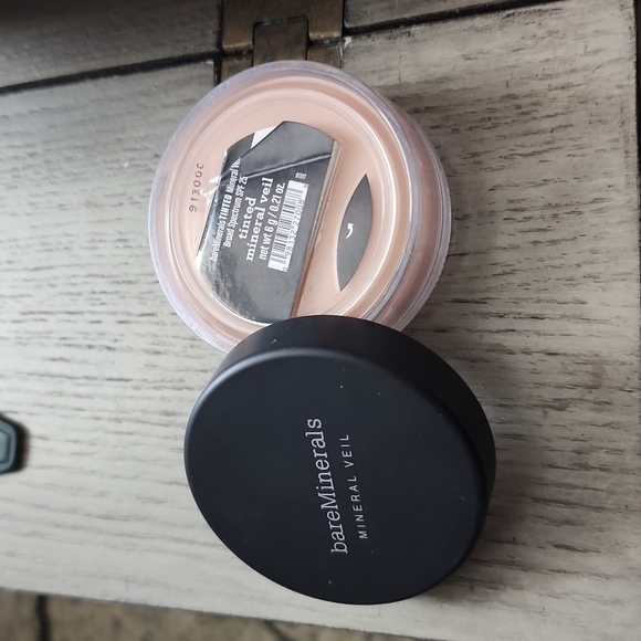 BareMinerals Tinted Mineral Veil 6g - Picture 2 of 3